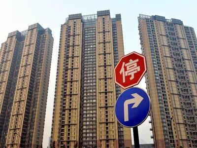 据不完全统计，今年前5个月已有20余地出台租房新规，涉及房源、租金、安全、监管乃至户籍等诸多方面，快来看看有你将去的城市吗？    　　9地保障租赁住房供应  　　日前，58安居客房产研究院发布重点城市租房趋势报告显示：4月份，北京、广州、深圳新增房源量依次环比上涨31.4%、28.9%和45.4%；新一线城市代表如成都、杭州、天津等新增房源量涨幅更高，分别为61.7%、70.3%和56.6%。  　　58安居客房产研究院分院院长张波认为，二线城市出现部分区域房源供给量明显增长等和城市的市场环境有着直接关系。事实上，据中新经纬客户端不完全统计，今年以来，已有9地明确租赁住房建设计划或增加供应措施。    　　其中，济南明确，通过3年试点工作，每年新增租赁住房120万平方米；杭州住保房管局确定2020年筹建完成蓝领公寓1.5万套(间)的目标任务；绍兴计划自2020年起到2024年，建设2.2万套人才租赁住房。  　　此外，长沙、武汉两地政府表态允许将符合条件的非住宅存量房屋改造为租赁住房，深圳住建局就“商改租”有关事项公开征求意见；广州、郑州两地鼓励利用集体、国有或自有土地建设租赁住房，前者给予补贴，后者将相关项目列入地方租赁住房建设计划；合肥还明确，将个人出租自有住房每平方米奖励从12元提高6元至18元。  　　易居研究院智库中心研究总监严跃进指出，2015年、2016年的时候中央和住建部就提出要大力发展租赁市场，到现在差不多已经五年的时间。在这个时间节点上，各地效果如何需要评估，今年也要加快完成发展。  　　严跃进表示，从实际过程看，有些地方积极增加土地供应，有些地方从存量物业的改造、更新等方面予以支持；有些地方明确政策性租赁住房和市场化租赁租房方面可以进行创新。各地手段不同，但都有力地促进了当地的租赁市场。  　　严跃进认为，现在的问题是上面提到的手段都是供应端的，是多主体供应、多渠道保障的导向。接下来的工作是强化租售同权，让更多人去租房子，这就是需求端的内容。供应端和需求端做好，后续的租赁市场才能更好的健康发展。  　　6地新规缓解租房压力  　　58安居客房产研究院发布的《2020一季度租房趋势报告》显示，租金作为租客的重要生活开支，在总收入中占有不小的比重。48.7%受访者表示租房消费占比较高，排在各种生活消费之首。在该报告的受访对象中，有20%的受访者月租金占月收入比重超过30%。  　　针对过高的租金开支，6地从两方面着手出台新规帮租客“排忧解难”。  　　公积金提取方面，4月起，沈阳提高租赁住房提取限额。其中，房屋坐落地址在沈阳市区的，限额由1200元/月提高至1400元/月；4月起，济南提高职工个人租赁商品房提取定额，从9600元提高到12000元；5月7日，东莞宣布将租住本市住房提取比例上限提高至70%、额度上限提高至1800元/月。  　　济南住房公积金中心工作人员表示，提高商品房租赁提取额度，有助于发展济南市租赁住房市场，缴纳公积金的双职工家庭平均每月可提取2000元，在相当程度上改善家庭居住条件。  　　在租房补贴方面，南京明确，符合申领条件的博士、硕士、学士按每人每月2000元、800元、600元享受最长36个月的住房租赁补贴；广州番禺区表示，对符合相关条件的高层次人才提供最高50万元(税前)的购房补贴或给予所租房屋的50%租金补贴；青岛指出，推进城镇住房保障家庭租赁补贴工作，将2人户、3人户保障面积标准在原基础上各上调15平方米。  　　青岛住建局认为，推进住房租赁补贴保障工作，是健全 “多主体供给、多渠道保障、租购并举”住房制度的具体举措。各级有关部门要以保障城镇住房困难家庭的基本住房需求为立足点，以解决新市民的住房困难为出发点，进一步拓宽保障范围，加大保障力度。  　　7地新规关注租房安全  　　除了房源和租金，租房安全也是不少地方政府关注的重点。  　　以珠海、济南为代表的地方政府较为关注房屋本身的质量安全，两地先后出台出租屋管理办法征求意见稿。其中，珠海拟规定出租住房不得分隔搭建后出租，厨房、阳台、卫生间等不得出租供人员居住；济南拟规定不得改变原有房屋的空间布局结构，不得按床位出租等。  　　另一些地方政府则更为关注租赁机构安全，如湖南、河北为规范省住房租赁市场行为，引导住房租赁双方使用规范化的租赁合同，促进住房租赁市场持续健康发展，启用全省统一《住房租赁合同》示范文本；  　　再如南京为保护租赁当事人的合法权益，规范住房租赁经营行为，要求市内所有的住房租赁机构建立租金托管制度，且需在商业银行设立唯一的租金专用账户，专户信息应在南京网上房地产网站公布。  　　无独有偶，4月初西安也就《住房租赁资金监督管理实施意见》公开征求意见，该市拟规定“托管式”租赁企业在开展业务前需与商业银行签订《住房租赁资金监管协议书》，并在监管银行开立存量住房租赁交易资金监管专用账户。  　　不过，最为严苛的当属合肥，该市拟对住房租赁企业进行信用考评，分别为五星、四星、三星、二星、一星、无星。其中，一星级企业为信用警告对象，无星级企业为失信惩戒对象，列入失信黑名单，实施联合惩戒。  　　对此，合肥市住房租赁协会秘书长伍艳表示，主管部门推出信用评级考核办法，主要是对合规经营的企业提供鼓励和促进，对违规经营的企业进行打击和披露，同时为合肥新市民在选择合规靠谱的住房租赁企业方面，提供明确和明示化的标准和规范。  　　还值得一提的是，4月22日，广东省住房和城乡建设厅与人民银行广州分行签订《合作备忘录》，首次将公租房违规行为，包括违规享受公租房、违规申请租赁补贴等纳入人民银行征信系统。  　　此外，6月1日起，济南全面取消落户城镇条件限制，提供人才、院校学生、居住、就业、投靠等六种落户途径。严跃进分析称，“居住途径落户”提到了租房落户，这有望成为今年济南租赁市场发展的一个突破口，租赁市场需求将会增加。  　　来源：中新经纬