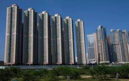 因虚假宣传构成不正当竞争行为，山东济南一房企被罚44万元。  　　4月30日，绿地北展济南置业有限公司在对某单位团购促销中发放载有“济南市政府将搬迁至先行区”不实信息的宣传材料。山东省市场监督管理局认定上述行为违反《中华人民共和国反不正当竞争法》第八条规定，构成虚假宣传的不正当竞争行为。近日，该公司被处以44万元的行政罚款。    　　最近一两年，“济南市政府将搬迁至先行区”的信息，一直都是网络传闻，从来没有任何正式“官宣”。在这种情况下，这家房企将其作为楼盘的宣传资料，显然是不合适的，也确实构成了虚假宣传。  　　很多人或许会疑惑，这种找不到确切官方消息源的信息，不能作为宣传依据，难道不是常识吗？相关房企会不知道？房企对这种“虚假宣传”乐此不疲，只是把传闻当成可以利用的工具。    　　将没有事实支撑的模棱两可的信息，释放给购房者和社会，是开发商惯用的宣传套路。外部因素方面，开发商的宣传点主要聚焦这几个方面：第一，政府搬迁甚至是区划变动；第二，高新产业、知名大型商业综合体、优质教育资源入驻板块；第三，高铁、地铁、高架路等交通方面的规划；第四，楼盘周边重大不利因素的消失，比如化工厂、垃圾场搬迁等；第五，将还没定的学区，视为“囊中之物”。  　　当然，楼盘内部情况的虚假宣传，也不在少数。比如，交付实体房和样板房不符；小区交付后内部配套，与前期的宣传或者沙盘展现不符；精装修的材料使用，和前期宣传不符；宣传时称业主可以自由去顶楼，但交房后却发现不行等。  　　正因为这些方面事关相关楼盘的现实价值，比如能不能卖完，甚至能不能热销等，相关房企才会绞尽脑汁蹭外部因素的热度，或者想方设法“修饰”楼盘内部情况。在房企眼里，事情真假不重要，只要有购房者买账就行。  　　除了房企本身的主观原因，相关虚假宣传的出现，也离不开相关楼盘在管理和规范层面的工作不到位。现实中，很多楼盘的宣传口径都不统一，比如在某些宣传信息上，开发商和销售团队的说法不一；不同的销售人员，对同一事情说法可能也不一样；有的楼盘还会引入二手房中介团队，使得楼盘在宣传上更加混乱。  　　房企或者具体楼盘套路不断的虚假宣传，再加上自媒体的炒作，确实很容易以假乱真。由于现在多为期房，对于营销宣传无法及时验证。在这种背景下，购房者容易被套路也就不难理解。  　　所以，监管层面必须加大处罚力度，而不仅是“隔墙扔砖式”惩戒，真正提高违法成本，缩小虚假宣传的空间。  　　同时，不能总是“事后诸葛亮”。在楼盘前期的营销宣传中，相关部门也应该及时介入，并引导购房者强化防范意识、证据意识。当然，整个房地产行业，也需要基本的行业规范，要有“行业自律”。  　　来源：中国青年报