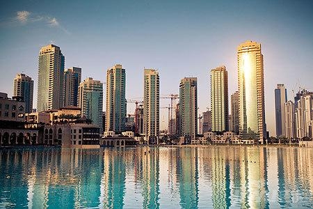 近日，广州、杭州、济南、郑州、福州、苏州等6个政策性租赁住房试点城市与中国建设银行签订《发展政策性租赁住房战略合作协议》。建设银行将提供1900亿元的贷款，支持6个城市在未来三年内提供约80万套（间）政策性租赁住房，解决上百万名新市民的安居问题。    　　金融支持将如何影响政策性租赁住房的发展，试点地区将如何规划建设，记者采访了相关部门和试点地区。  　　小户型低租金 瞄准2亿新市民住房需求  　　政策性租赁住房是我国住房保障体系的重要组成部分。2019年以来，住房和城乡建设部对全国71个大中城市开展深入调研，提出以解决新市民住房问题为出发点，加快建立以公租房、政策性租赁住房和共有产权住房为主体的住房保障体系。    　　住房和城乡建设部相关负责人表示，从调研情况来看，各地都存在非户籍常住人口和新落户的大学毕业生等新市民住房总体比较困难的情况。一方面这部分群体自购房比例低、以租房为主；另一方面，目前市场供应的租赁住房普遍户型大、租金高，缺少小户型、低租金住房供给。大量新市民只能租住在城中村或进行合租群租。  　　根据国家统计局的数据和住建部的测算，我国目前约有2亿新市民，主要集中在部分大中城市，特别是珠三角、长三角、京津冀、成渝等城市群，他们在促进经济增长、保障城市运行、扩大社会消费、推动创业创新等方面作用巨大，是我国经济社会发展的中坚力量。  　　瞄准新市民群体的住房需求，政策性租赁住房应运而生。“小户型、低租金，可改善新市民居住条件。”住建部相关负责人介绍，政策性租赁住房主要利用存量闲置土地和闲置房屋建设，支持将不适宜继续在中心城区发展的产业项目外迁，利用腾空土地或房屋建设，确保建在交通便利、公共设施齐全的中心城区等区域内，实现职住平衡。  　　该负责人表示，发展一定数量的政策性租赁住房，在满足新市民居住需求的同时，还能补齐租赁市场短板，稳定市场租金，倒逼城中村改造， 推动培育和发展租赁市场。  　　谁投资谁所有 政策支持社会力量投入  　　政策性租赁住房由谁来出资建设？“与公租房不同，公租房是政府主导的，由政府投资建设分配管理，而政策性租赁住房是由政府给予政策支持、企业和其他机构投资建设的。”住房和城乡建设部相关负责人明确。  　　靠政府大规模投资建设公租房解决量大面广新市民的住房问题，各级财政压力较大。政策性租赁住房的建设发展要依靠市场主体，谁投资、谁所有，是一种市场行为和市场产品。“加快建设政策性租赁住房，有助于促进住房保障对象从以户籍家庭为主转向覆盖城镇常住人口，住房保障方式从以政府投入为主转向政府政策支持、吸引社会力量投入为主。”住房和城乡建设部相关负责人表示。  　　但是，投入大、收益低、资金平衡难的问题影响市场主体建设租赁住房的积极性，也制约着住房租赁市场的发展。调动市场主体积极性，需要政府加大政策支持，其中加大金融支持就是政策之一。  　　此次中国建设银行为6个试点城市政策性租赁住房建设运营提供金融支持，成为引导更多市场主体参与，形成可复制、可推广市场机制的有益摸索。  　　“黄瓜视频APP黄积极与试点城市政府沟通房源筹集方案，并针对不同的房源类型主动提供差别化的金融支持方案。”建设银行副行长纪志宏介绍，银行将发挥资金、科技、渠道、集团母子公司联动等方面的优势，向试点城市提供金融产品支持、房源筹集运营等综合服务。  　　13个城市试点 建设蓝图和时间表明确  　　“未来3年，计划发展15万套（间）政策性租赁住房”“有望解决20余万新市民的住房问题”“通过利用存量土地、集体土地、非住宅房屋改建等方式筹集政策性租赁住房10万套（间）”……  　　2019年底，住房和城乡建设部在沈阳、南京、苏州、杭州、合肥、福州、济南、青岛、郑州、长沙、广州、深圳、重庆等13个城市开展完善住房保障体系试点工作，这些试点城市因地制宜，纷纷制定了未来3年建设政策性租赁住房的蓝图和时间表。  　　杭州整合蓝领公寓和人才专项租赁住房建设等，将符合条件的房源全部转化为政策性租赁住房，明确了未来3年计划发展的15万套（间）中，蓝领公寓4万套（间）、人才专项租赁住房8万套（间）、租赁企业筹集的租赁住房和企业自建职工租赁房转化3万套（间）。济南结合城中村改造工作，利用城中村村民生活保障房项目进行建设。郑州结合自身拆迁安置房等存量住房较多的特点，明确了以盘活存量为主的政策性租赁住房筹措方式，将政策性租赁住房项目的规划布局与32个功能核心区的建设规划相融合，集中选取一批面积合适、交通便利、配套成熟的存量住房。  　　住建部明确，考虑到租赁住房投入大、收益低、资金平衡难，地方可以规定在一定年限（10—15年）内用作政策性租赁住房，期满后可转为市场租赁住房。  　　来源：人民日报