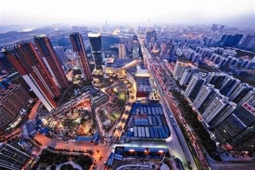 随着疫情防控基本平稳，房地产行业复工复产扎实推进，企业为了进一步弥补前期疫情对销售的负面影响，加大了推盘力度，力求资金尽快回笼。在市场预期稳步恢复的背景下，楼市成交也逐渐复苏。    　　中国指数研究院称，5月，地方政府在“房住不炒”的楼市调控总基调指导下，因城施策更加灵活，但是房地产市场恢复速度略显不同。其中，一线及核心二线城市市场需求整体恢复较快；部分三四线城市受人口、产业等多重因素影响，市场需求恢复相对缓慢。  　　中国指数研究院数据显示，截至6月7日，受监测的12个一二线主要城市库存总量环比微幅上升0.04%。截至6月首周，受监测城市中北京升幅较高，为4.44%；福州紧随其后，升幅为4.08%；温州升幅较小，为0.24%。监测城市中，东营库存环比降幅较高，为6.06%。    　　事实上，从5月开始，城市住宅新增供应量同环比均小幅上升。另外，受房企积极推盘叠加疫情期间积压的购房需求持续释放影响，多数城市市场交易逐步恢复，成交量同步上升。从销供比来看，一线城市去化能力更为乐观。截至5月底，重点城市中，南京、杭州属于库存吃紧较为严重的城市，当前去化周期分别为5.77个月、5.11个月。  　　克而瑞地产研究中心近日公布的报告指出，在成交明显复苏带动下，5月多数城市供求关系维持平衡。受监测的28个重点城市消化周期环比皆大幅收窄，八成以上城市降至18个月警戒线以下，杭州、济南等消化周期不足6个月。  　　从库存状况来看，28个城市当中六成以上城市供求比小于1；同时，六成以上城市库存面积环比有所回落。但同比来看，七成以上城市库存仍处上升通道，青岛、郑州、杭州等同比增幅超40%。  　　克而瑞方面认为，随着半年度业绩冲刺季的到来，房企必将加快供货节奏，供应有望放量增长，甚至创年内新高，预计6月市场仍将保持较高热度。  　　来源：经济参考报