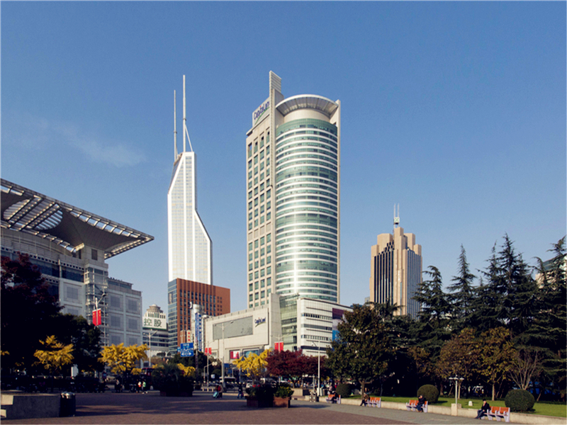 在一栋超高层写字楼或一个大型园区内，往往有几十家甚至几百家企业聚集，另外，写字楼的不同楼层还有不一样的功能区域，对于对该写字楼不熟悉的访客来说，想要迅速到达公司就要懂得看写字楼标识，这些写字楼标识能让首次进入写字楼的人找准方向，那么写字楼常见标识有哪些呢？写字楼表示如何分类？  写字楼常见标识有哪些？写字楼标示如何分类？ 写字楼标识可以按位置、作用、材质来分类。按材料分可以大致分为以下几种：  写字楼夜光材料标识：夜光标识就是使用夜光材料板所制作的标识产品，通常此类标识会配合霓虹灯进行使用。  写字楼金属标识：一般没有特殊指定的标识材质，写字楼标识标牌都是使用金属材质作为标识的主要材料。  写字楼凸出标识：凸出标识是指在建筑物墙壁上从突出墙面的标识，但是标识的背面或者是墙壁的两侧的表面除外。  按照位置和作用可以分为以下几种：  写字楼立柱标识：是指安装在一些固定地点的标识，此类标识形体较大，能够更远的传达信息，就是黄瓜视频APP黄通常说的“精神堡垒”  写字楼屋顶标识：此类标识一般都是固定在天花板上进行悬挂粘贴，主要起到装饰作用。  写字楼横向标识：此类标识的整体比例较高，一般都是用来展现招牌，一般在写字楼的外在建筑墙上很容易见到。  写字楼常见标识有哪些？写字楼标示如何分类？ 对于首次来到这个写字楼或园区的访客来说，需要先找到立柱或写字楼外立面上的文字标识，看楼盘名称是否正确，进入以后，找到区域标识，找到对应楼栋，然后查看是否有企业名称标识墙，找到对应企业，乘坐电梯，快速到达。